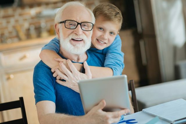 cellulare anziani tecnologia